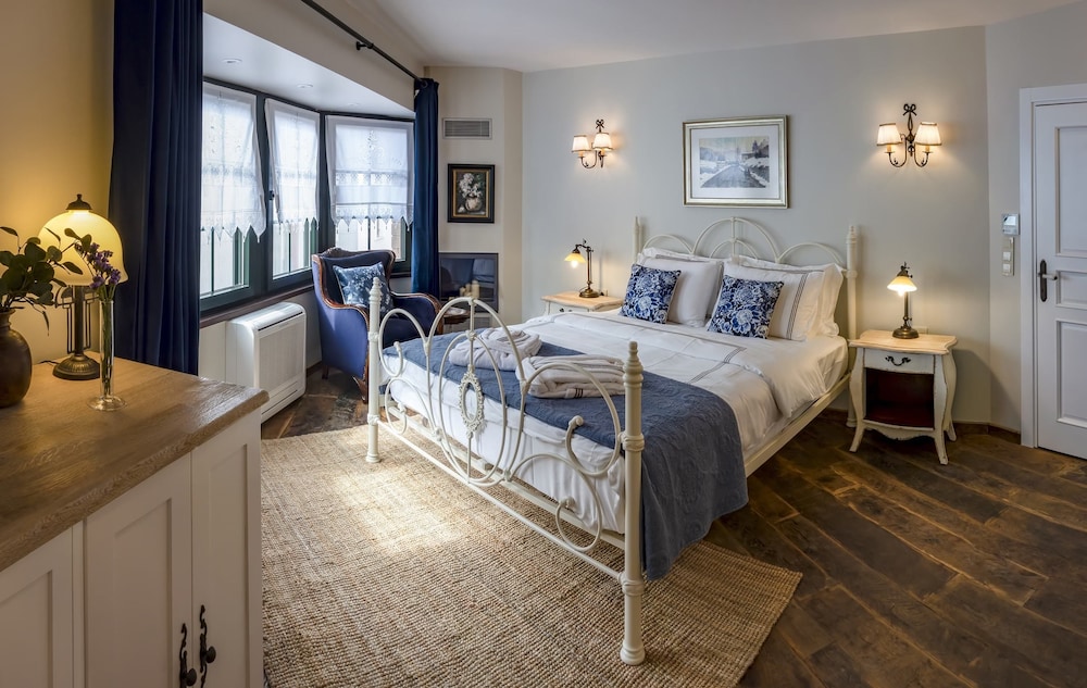 Deluxe Double Room (Bay Window) photo 1