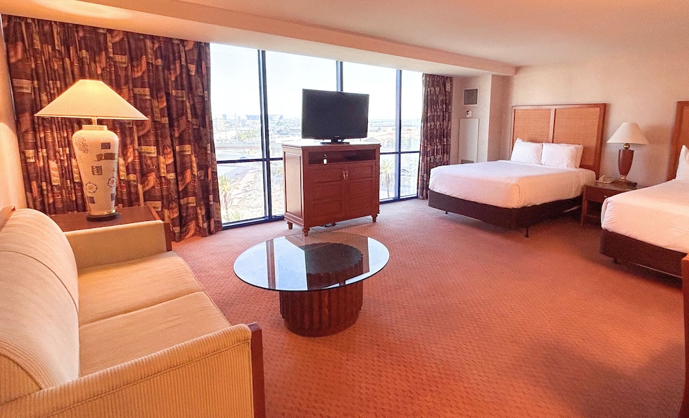 Room, 2 Queen Beds (High Floor, Strip View ) - Photo 3