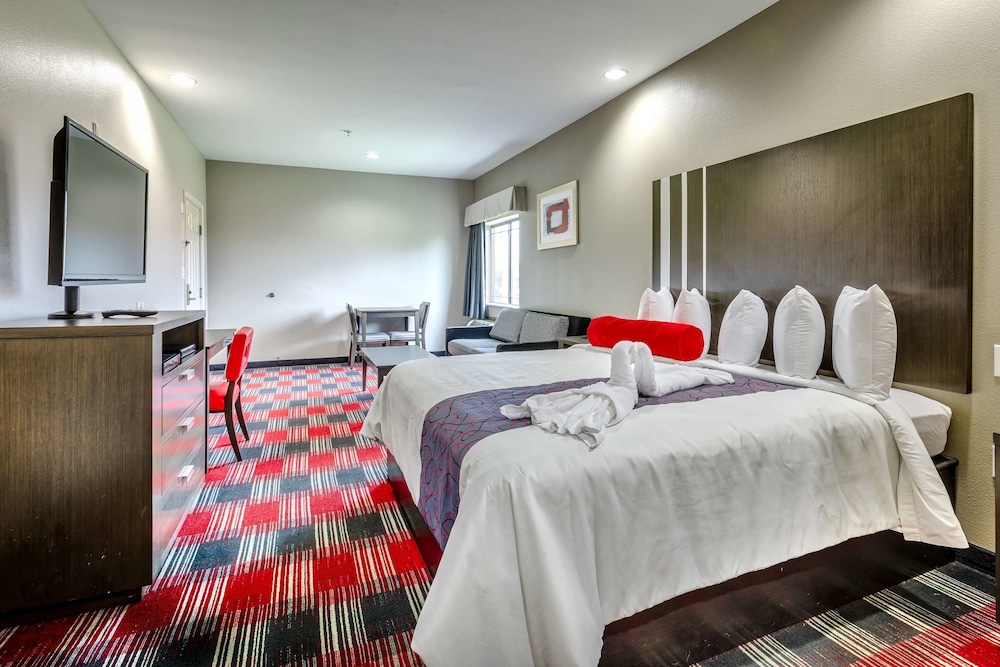 Suite, 1 King Bed, Smoking, Kitchenette photo 3