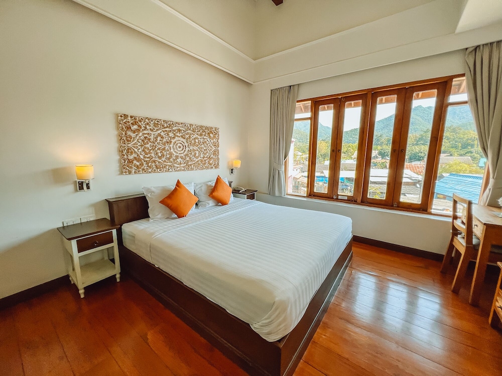 Superior Room, 1 King Bed, Mountain View photo 2