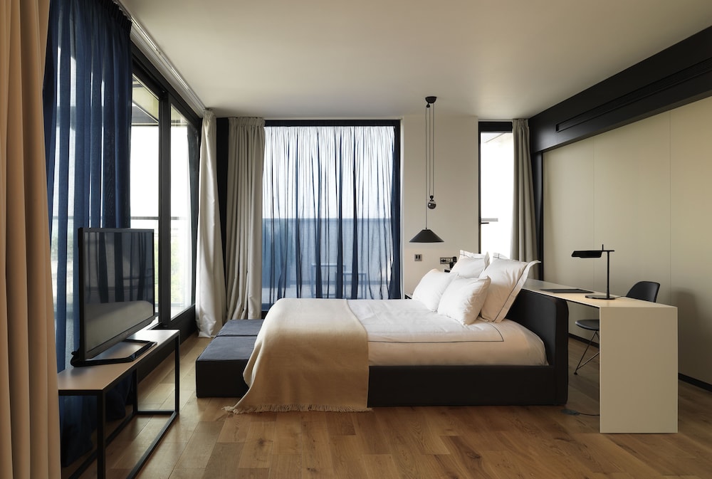 Suite (Sense) photo 3