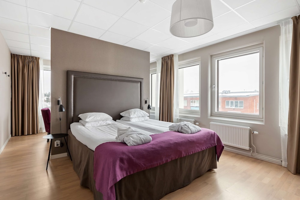 Business Room, 1 King Bed, Non Smoking - Photo 1