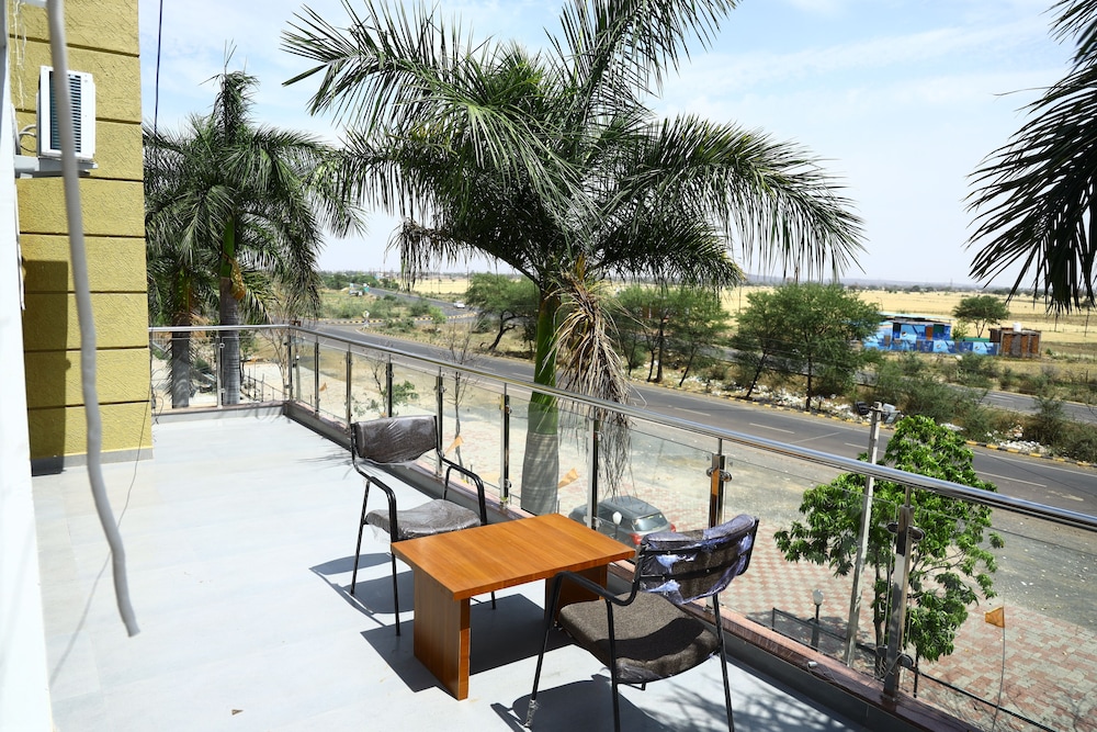 4 Bed Family Room With Balcony photo 3