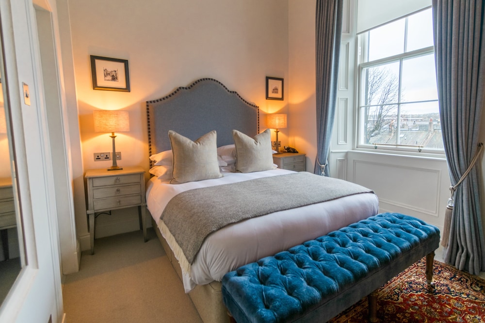 The House Superior Room (located at 5 Hampton Terrace)