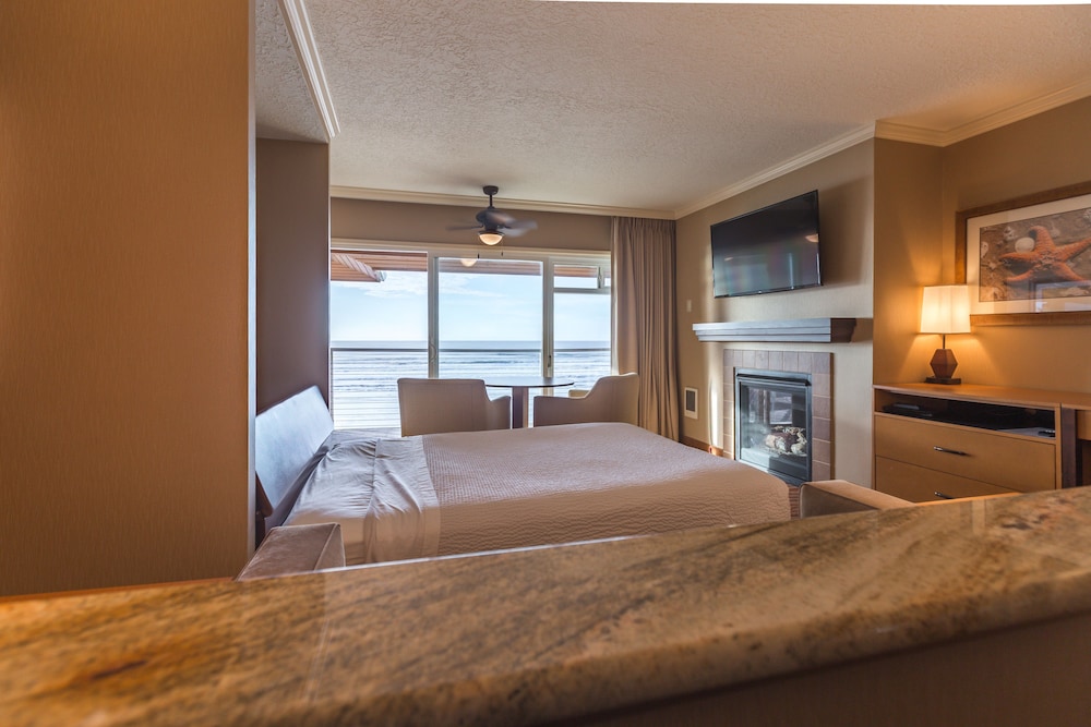 OCEANFRONT 1 BDRM W/KITCHEN PET FRIENDLY WITH KING/QUEEN