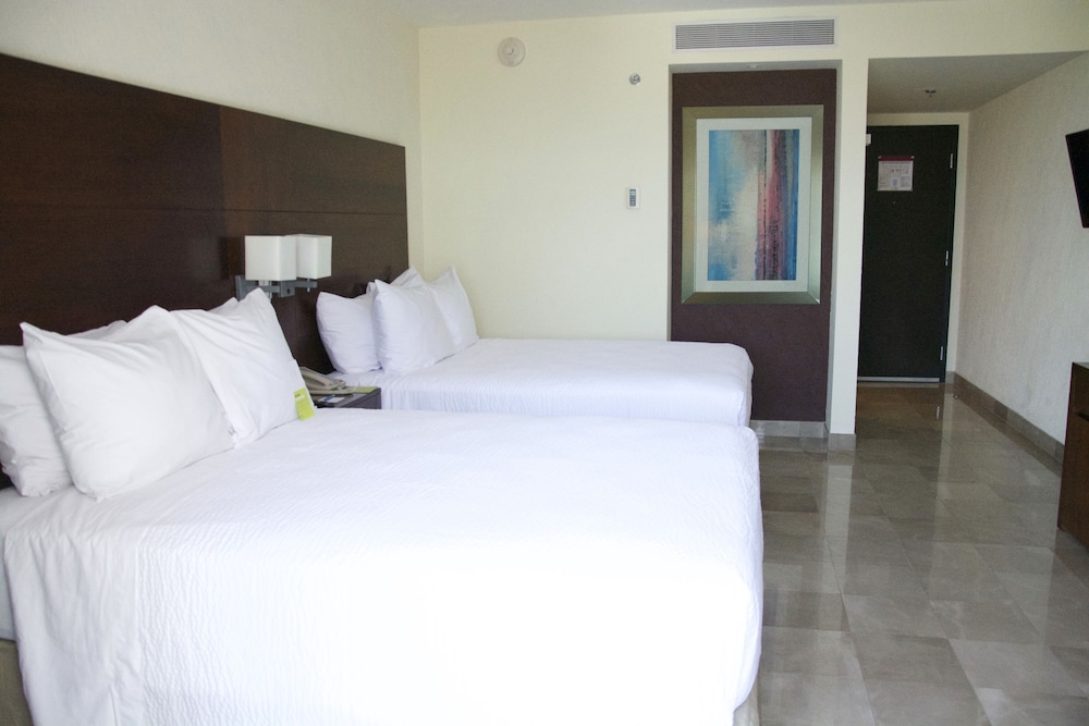 Room, 2 Double Beds, Balcony, City View photo 2