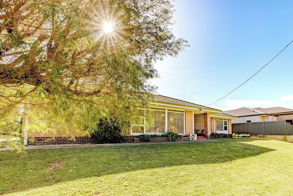 Two-Bedroom House, Sleeps 5 Bedroom, 1 Bunk Bed, 1 Single Bed,  Double Bed photo 2