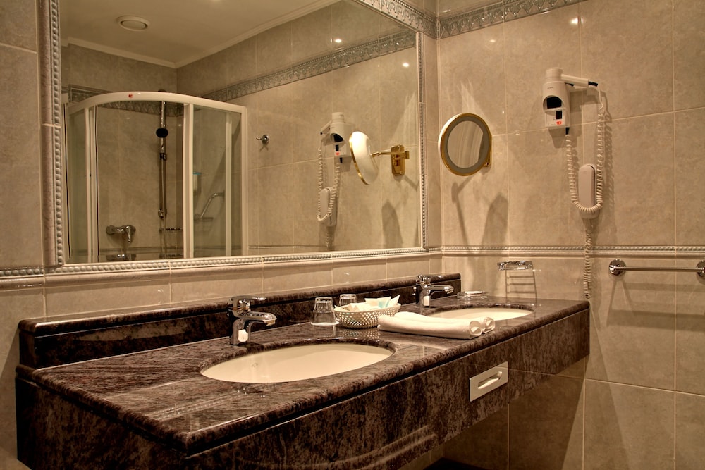 Junior Suite, 1 Bedroom - Photo 8