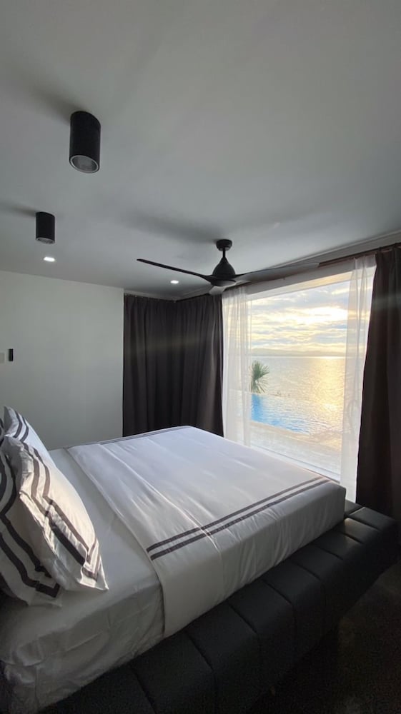 Executive Suite - Photo 18