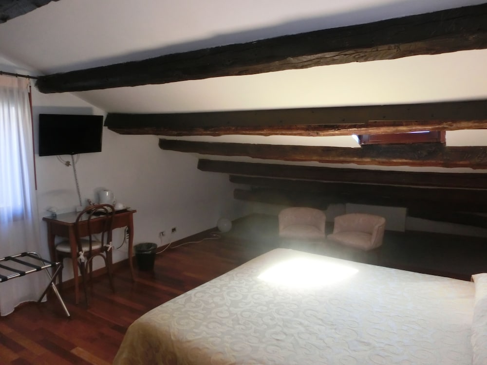 Economy Double Room photo 3