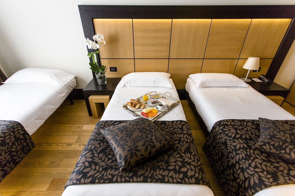 Standard Triple Room, 3 Twin Beds - Photo 3