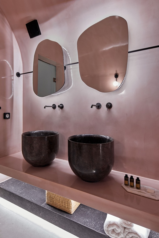 Honeymoon Suite, Hot Tub - Photo 12