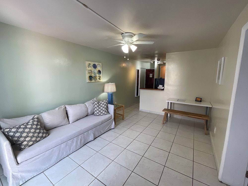 Business Suite, 1 Queen Bed, Kitchenette, Courtyard View photo 3