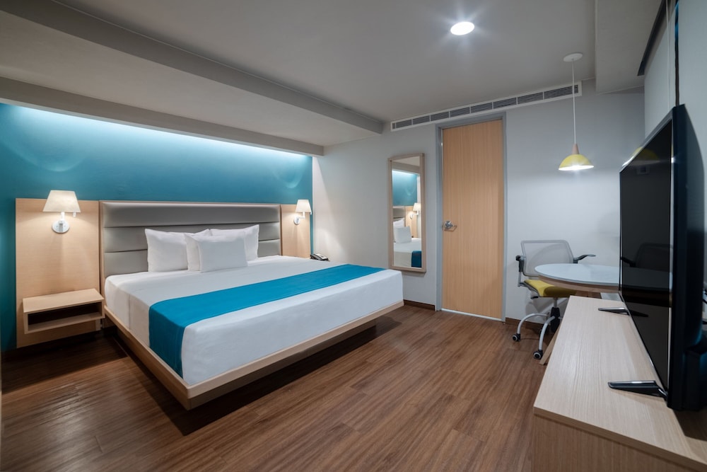 Suite, 1 King Bed with Sofa bed (Balcony)
