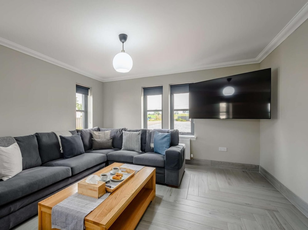 House 8 photo 1