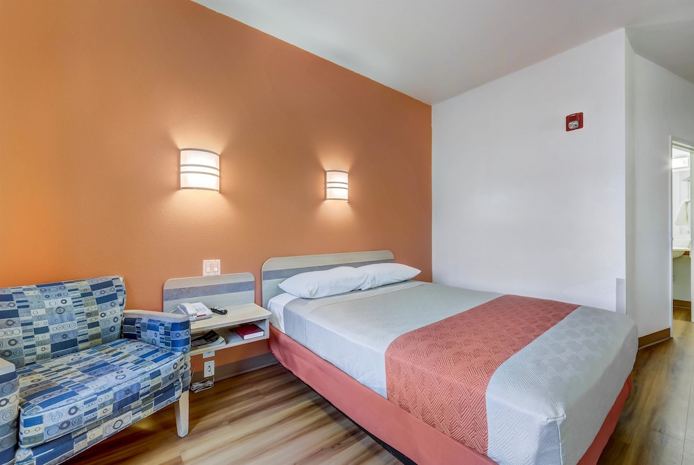 Standard Room, 1 Queen Bed, Accessible, Non Smoking photo 3