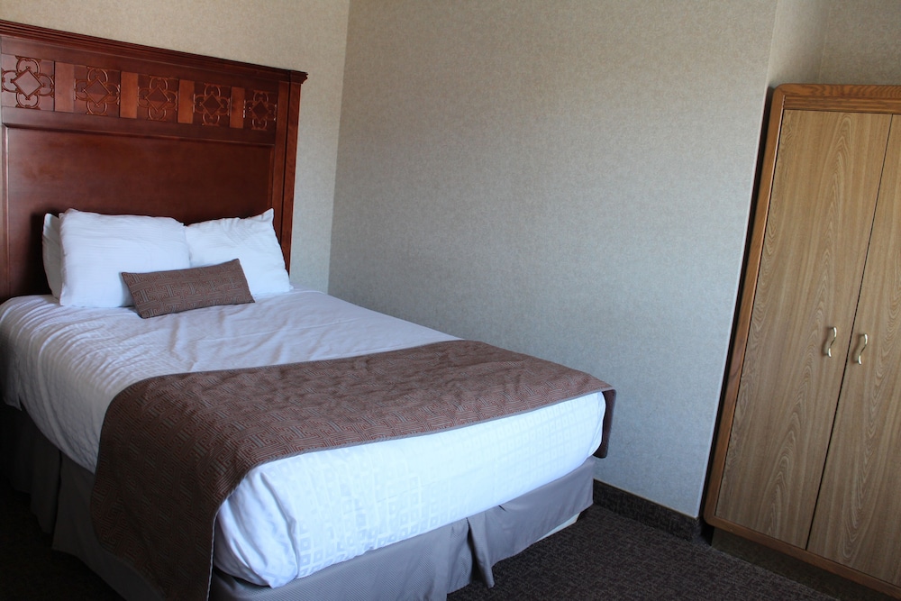 Deluxe, 3 Queen Beds, Fireplace photo 2