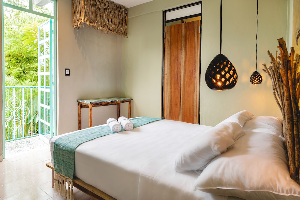 Traditional Room, 1 Queen Bed, Balcony