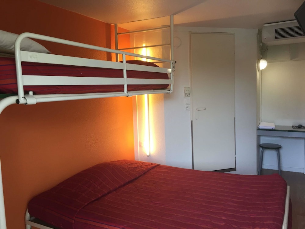Standard Room, 3 Twin Beds - Photo 2