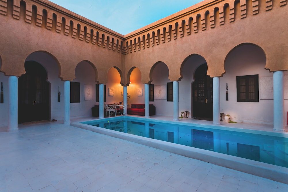 Deluxe House photo 1