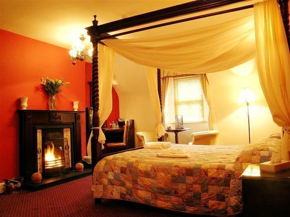 Superior Room (with 4 Poster bed) photo 2