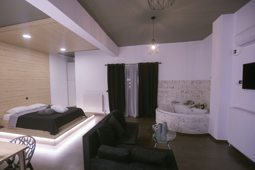 Deluxe Studio Suite, Hot Tub photo 2