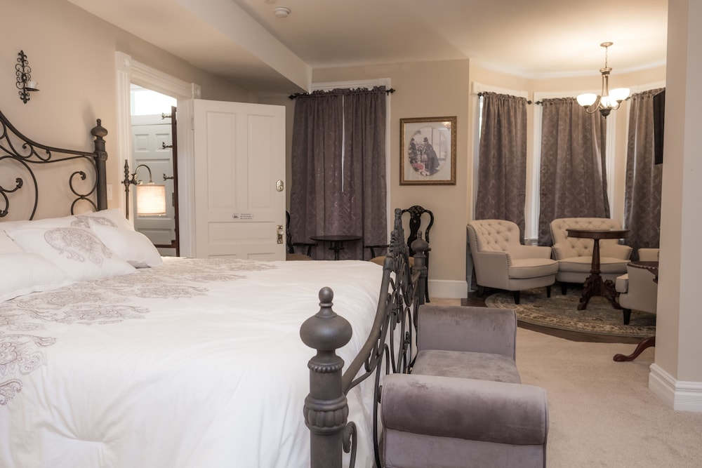 Deluxe Suite, 1 King Bed, Jetted Tub, Ground Floor
