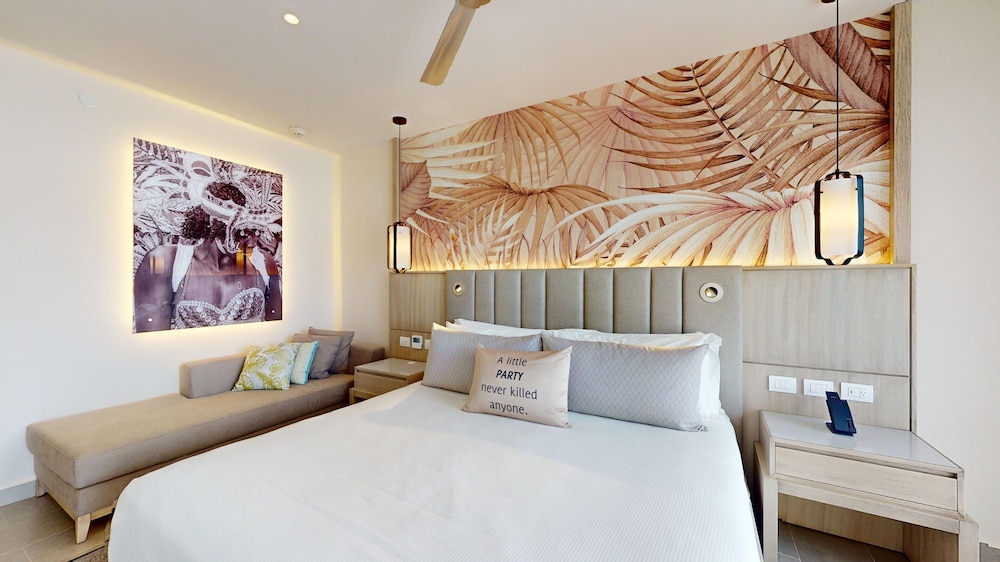 Luxury Junior Suite Beach Front Swim Out Diamond Club