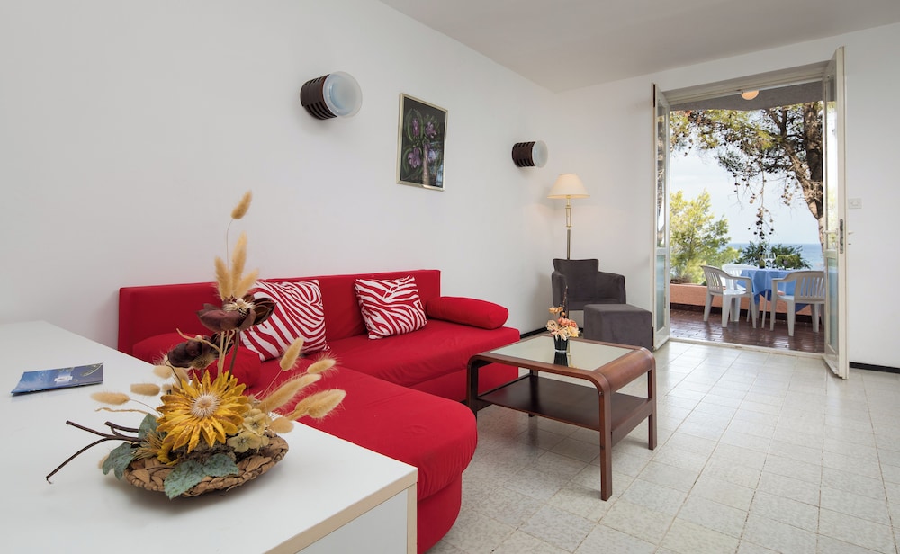 Two-Bedroom Vintage Apartment with Balcony 4+2 photo 3