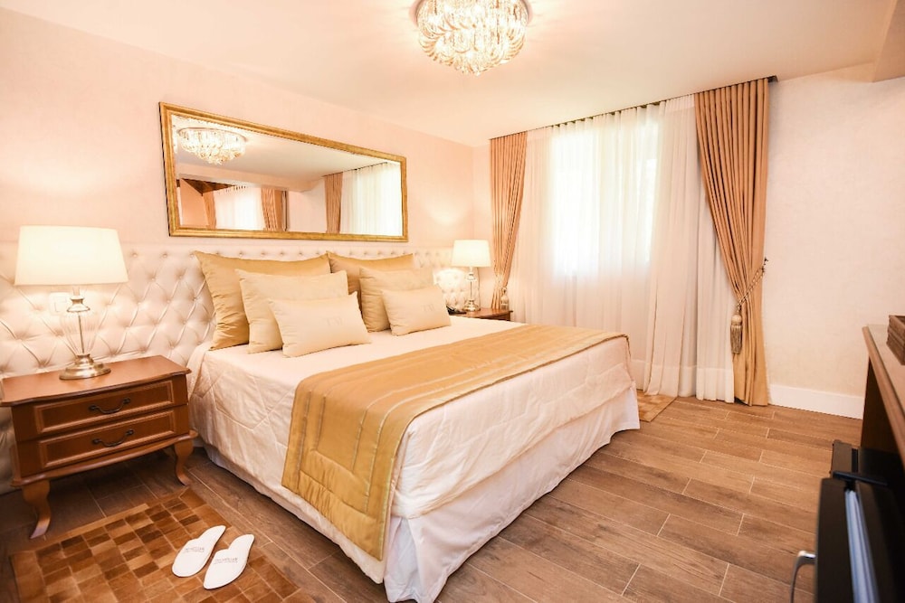 Grand Master Chalet