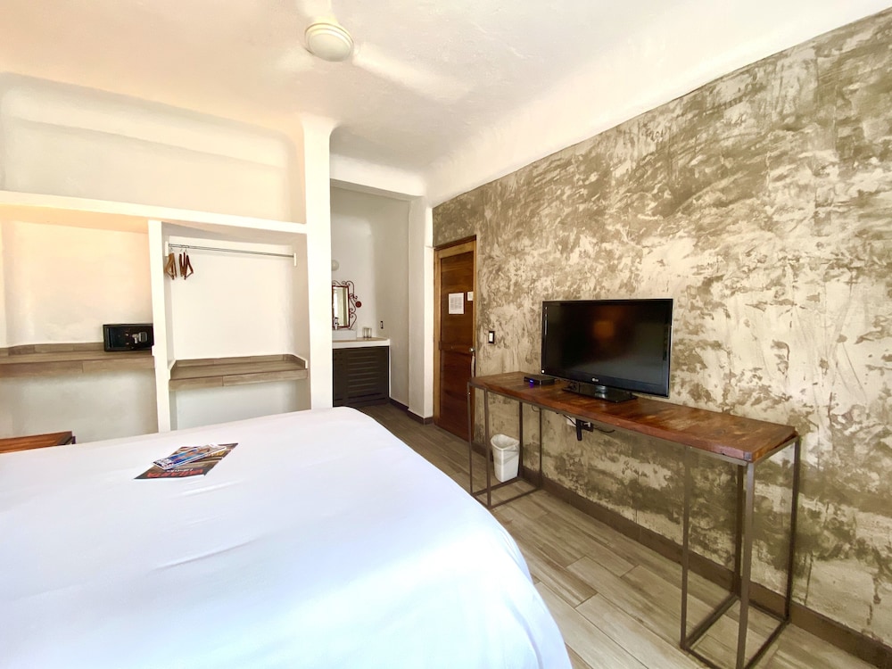 Standard Room 1 Queen Bed photo 3