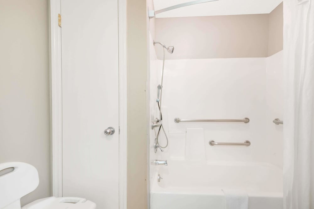 Room, 2 Double Beds - Photo 4