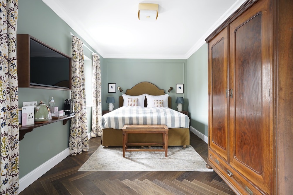 Medium Room photo 1