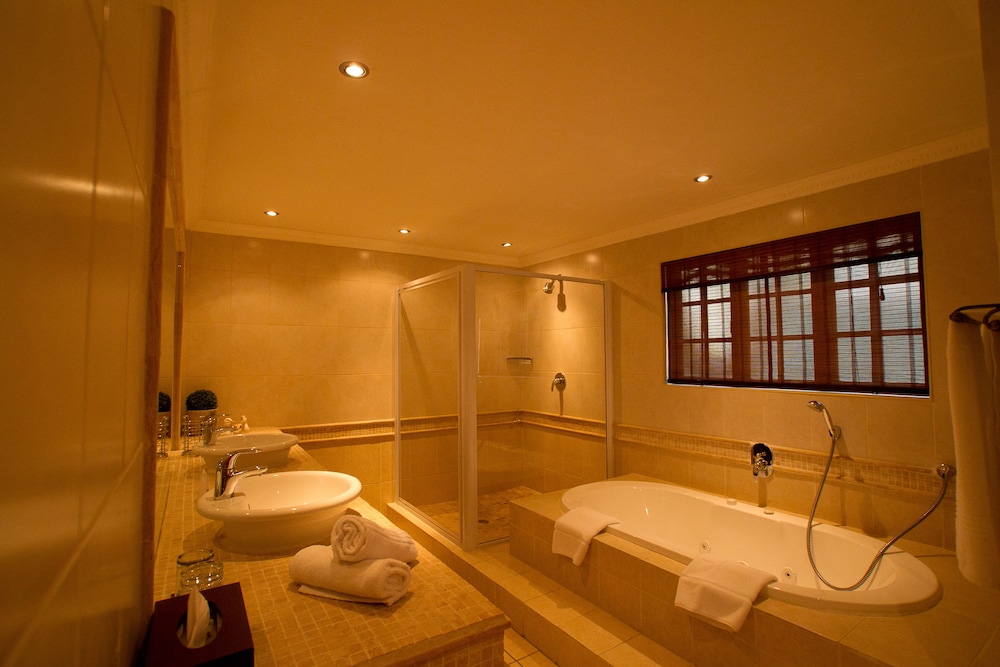 Suite, 1 King Bed photo 2