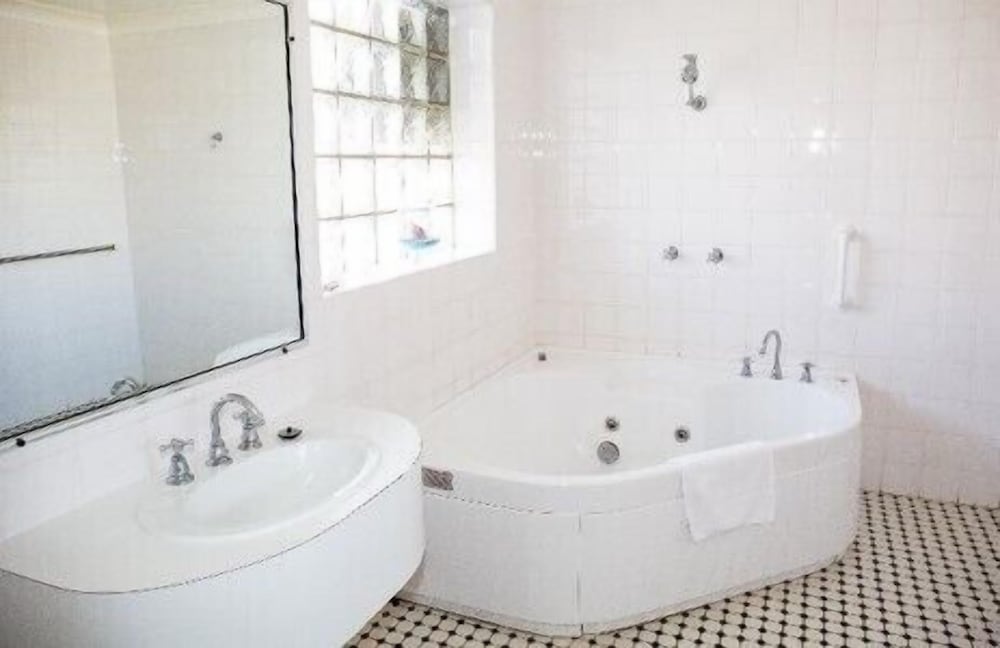 Suite, 1 Queen Bed, Jetted Tub photo 2