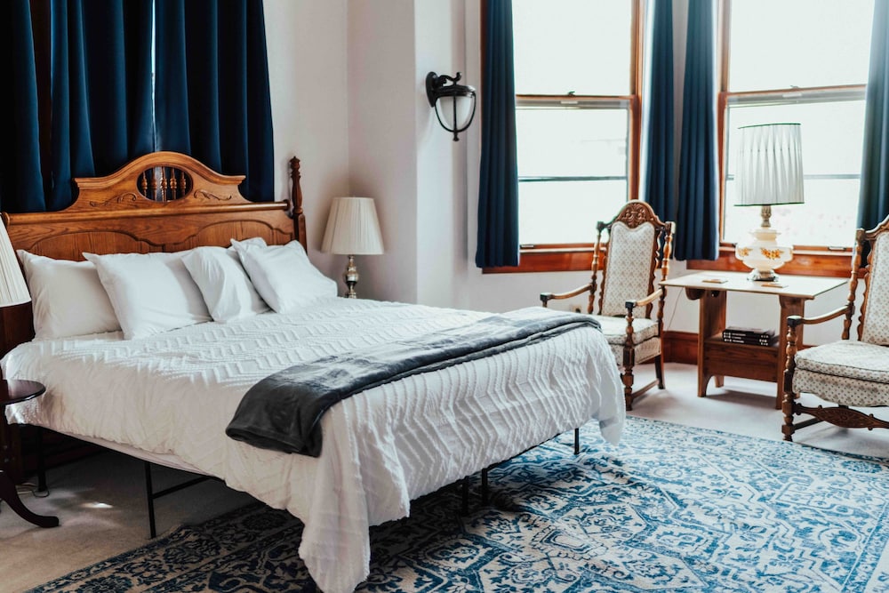 Deluxe Suite, 1 King Bed (Municipal Judges Chambers, 2nd Floor, Accessible by Stairs Only)