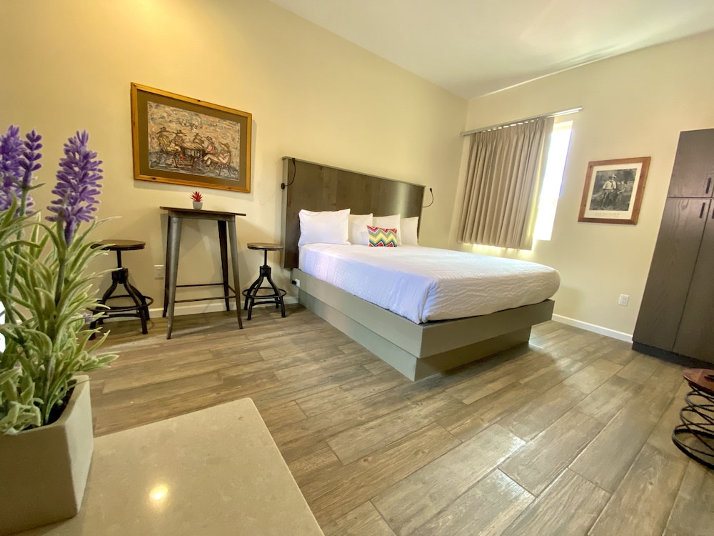 Room, 1 king bed, courtyard Area