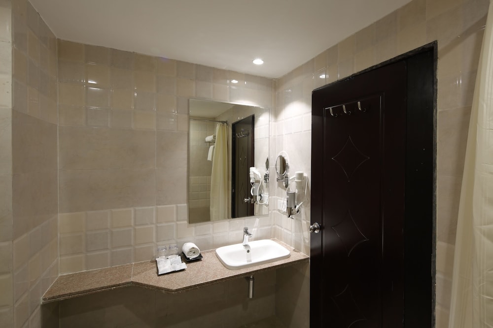Deluxe Double or Twin Room - Photo 12