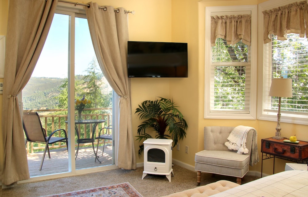 Premium Room, 1 Queen Bed, Mountain View photo 2
