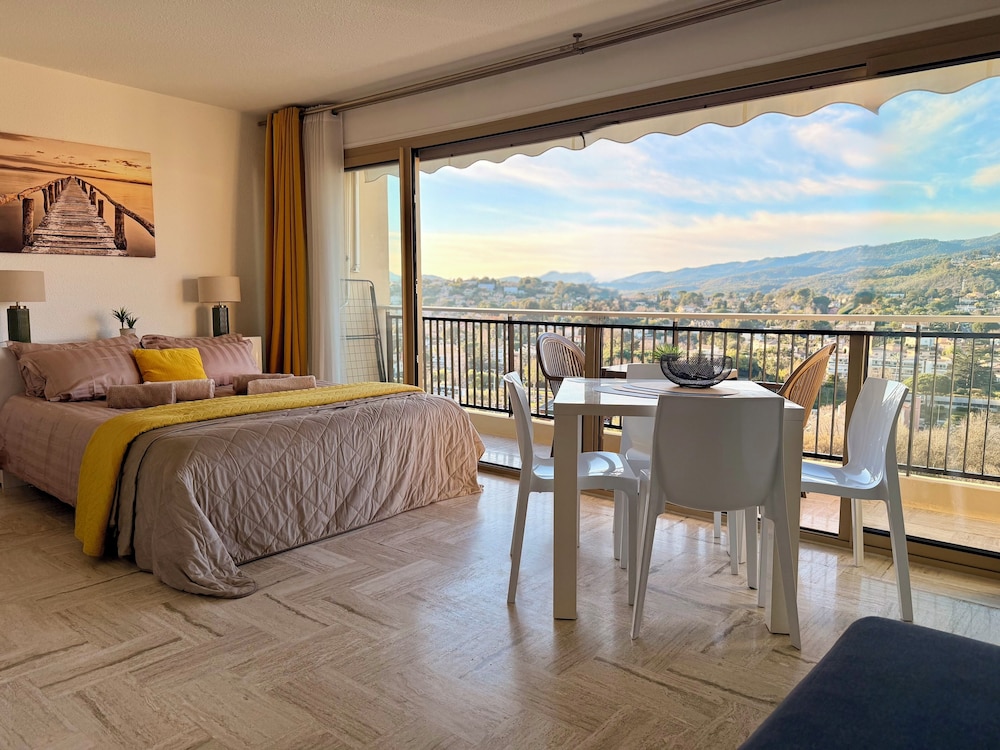 Family Studio, Balcony, Mountain View photo 1