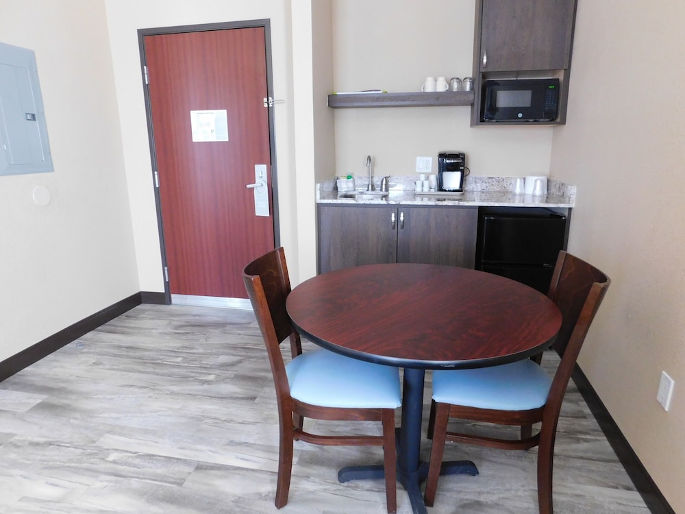 Premium Suite, 1 Queen Bed with Sofa bed, Accessible photo 3