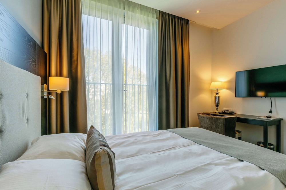 Standard Room, 1 Queen Bed photo 3