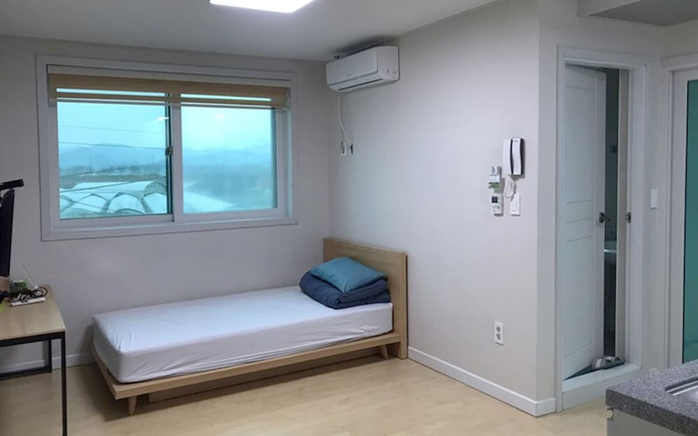 Room (Single Bed Room)