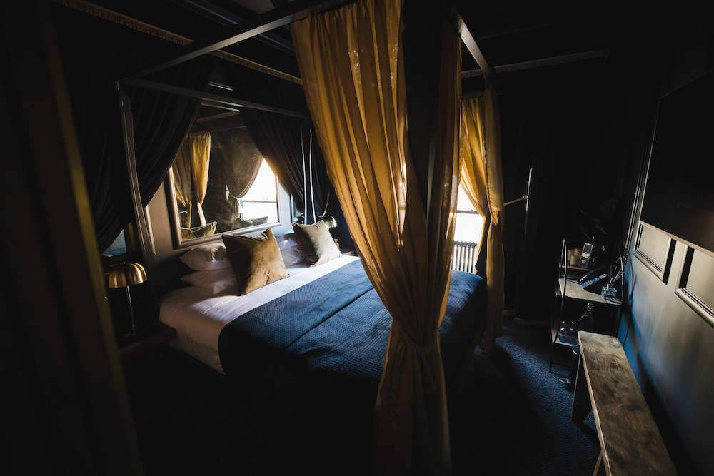Comfort Room, City View (Spectacular)