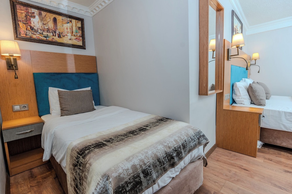 Double Room with Street View and Balcony photo 2