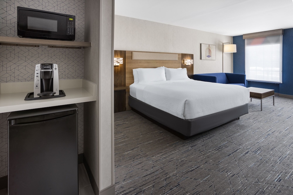 Suite, 1 King Bed with Sofa bed, Accessible (Communications) photo 3