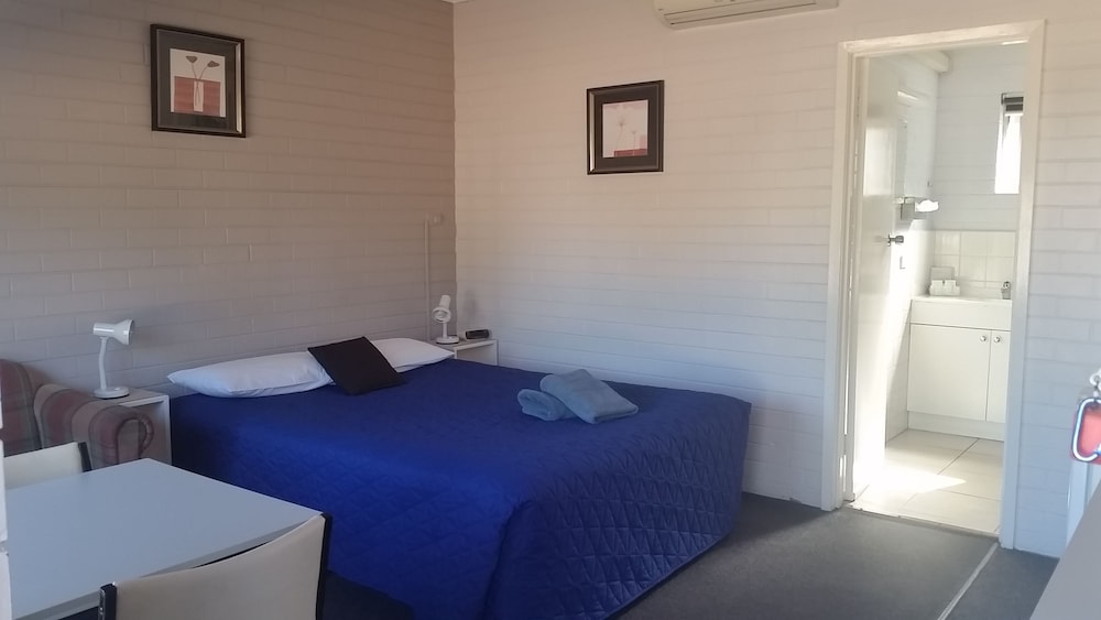 Standard Suite, 1 Bedroom, Non Smoking (Queen Room) photo 2