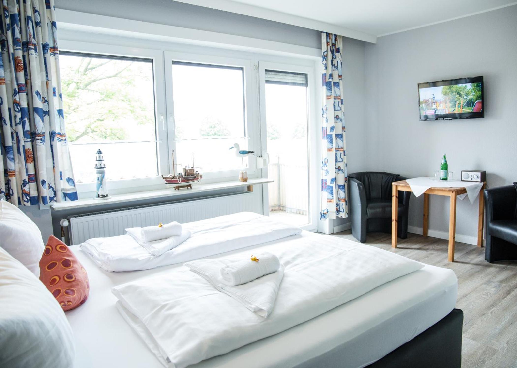 Deluxe Double Room with Balcony - Photo 4