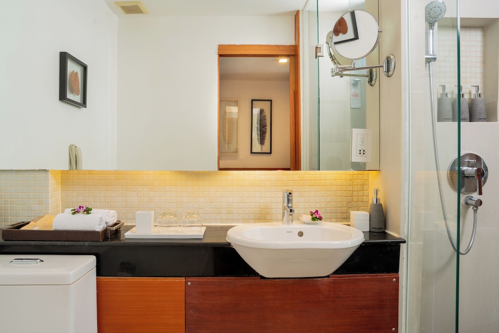 Deluxe Room, Pool View (Free Daily Minibar) - Photo 13