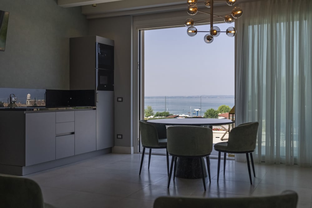 Royal Suite, 1 Bedroom, Hot Tub, Lake View - Photo 7